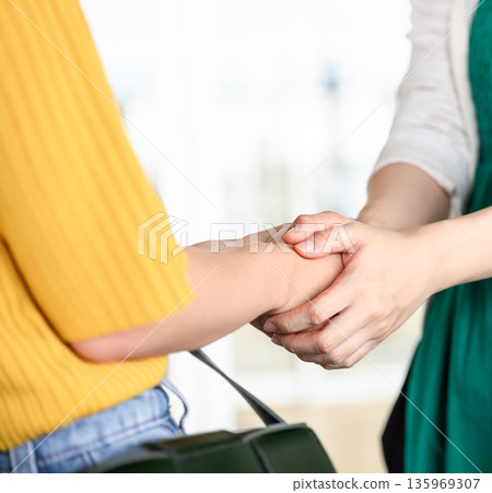 兩人手牽手 ■攝影協助：關西國際機場（KIX） 135969307