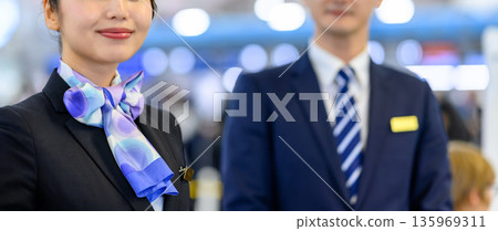 Airport staff serving customers ■Photography cooperation: Kansai International Airport (KIX) Airport staff serving customers ■Photography cooperation: Kansai International Airport (KIX) 135969311