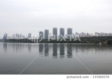 This is a view of the Han River with a view of high-rise apartments. 135969370