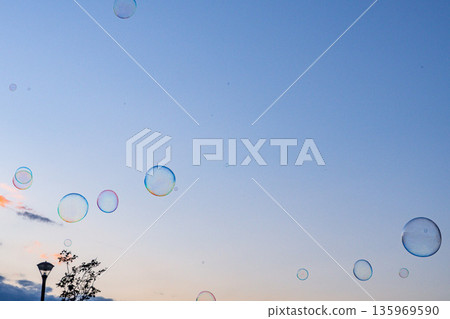 傍晚的天空中，肥皂泡翩翩起舞。 135969590