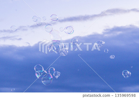 傍晚的天空中,肥皂泡翩翩起舞。 傍晚的天空中,肥皂泡翩翩起舞。 135969598
