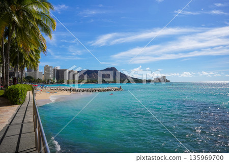 夏威夷威基基海灘,碧海藍天,度假勝地風光 夏威夷威基基海灘,碧海藍天,度假勝地風光 135969700