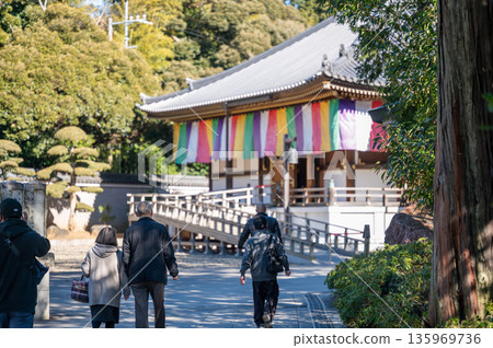 Visitors heading to the Ioden Hall and Peace Pagoda at Naritasan Shinshoji Temple 135969736