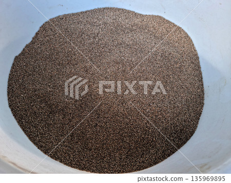 It is a collection of harvested perilla seeds. 135969895