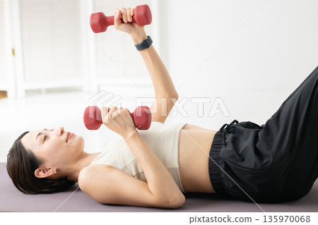 用啞鈴訓練肌肉的女性 135970068