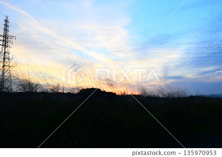 夕陽色的天空和一座鋼塔的畫面 夕陽色的天空和一座鋼塔的畫面 135970953