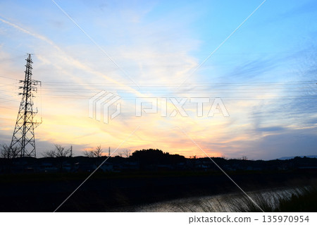 夕陽色的天空和一座鋼塔的畫面 夕陽色的天空和一座鋼塔的畫面 135970954