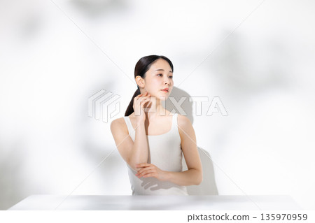 Middle-aged woman beauty image Middle-aged woman beauty image 135970959