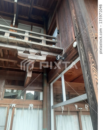 木造建築的樑柱 木造建築的樑柱 135971046
