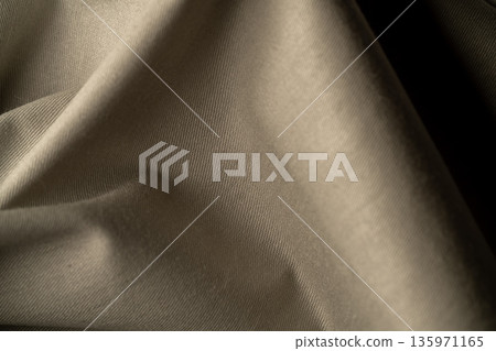 一張特寫照片，展示了灰色織物的紋理。 135971165