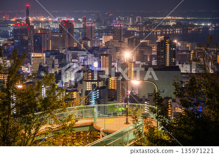 Hyogo Prefecture: Night view of Kobe Venus Bridge and Suwayama Park Observatory before dawn 135971221