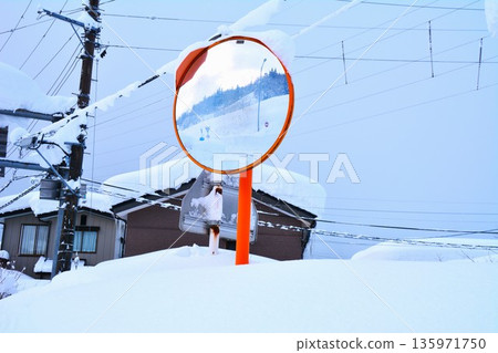 寒潮來襲,大雪紛飛。凸面鏡被埋在雪中。 寒潮來襲,大雪紛飛。凸面鏡被埋在雪中。 135971750