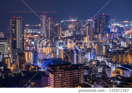 Hyogo Prefecture: Night view of Kobe Venus Bridge and Suwayama Park Observatory before dawn 135971767