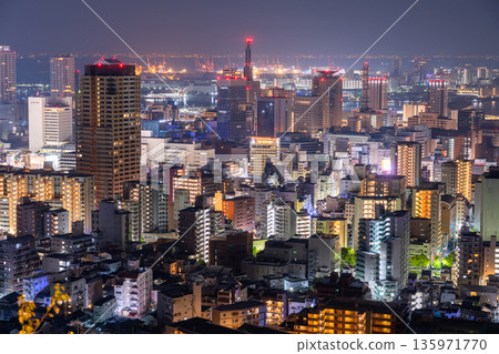 Hyogo Prefecture: Night view of Kobe Venus Bridge and Suwayama Park Observatory before dawn 135971770