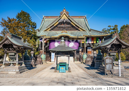 成田山新勝寺釋迦堂和藍天 135971812