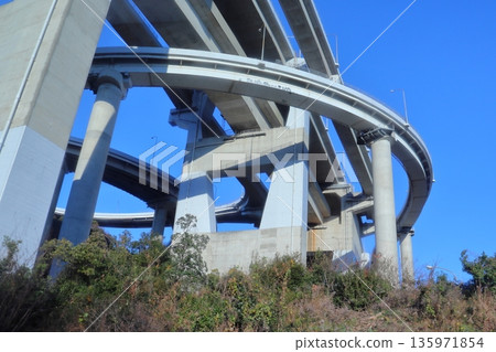 從吉內（香川縣坂出市）看到的瀨戶內大橋 135971854