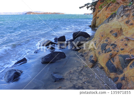 閃長岩滾動的黑濱海岸岩黑島的根源（石湧群島、瀨戶內海） 135971855