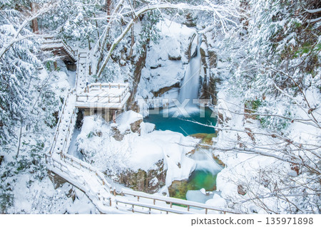 Yumori Valley (winter): Ryujin Falls 135971898