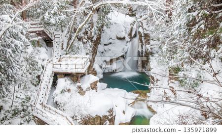 Yumori Valley (winter): Ryujin Falls Yumori Valley (winter): Ryujin Falls 135971899