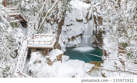 湯森溪谷（冬季）：龍神瀑布 135971912