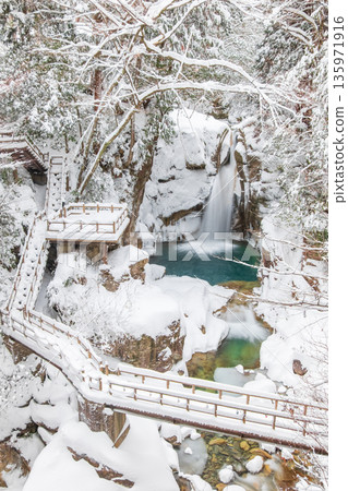 Yumori Valley (winter): Ryujin Falls Yumori Valley (winter): Ryujin Falls 135971916
