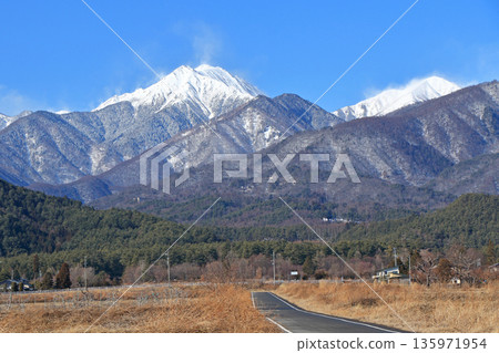冬天的安曇野，北阿爾卑斯山常年山脈 135971954
