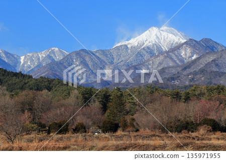 冬天的安曇野、北阿爾卑斯山的常年山 135971955