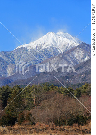 冬天的安曇野、北阿爾卑斯山的常年山 冬天的安曇野、北阿爾卑斯山的常年山 135971957