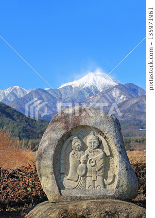 冬天的安曇野常念山和道祖神 135971961