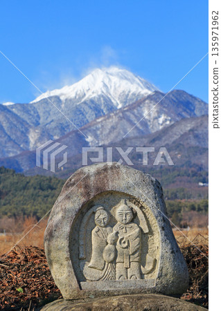 冬天的安曇野常念山和道祖神 135971962