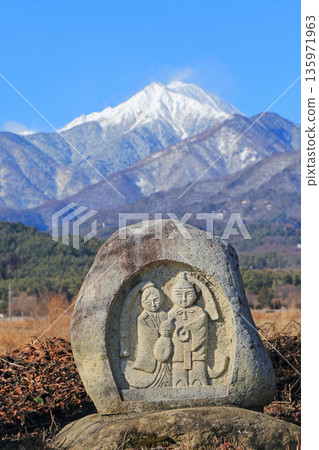 冬天的安曇野常念山和道祖神 冬天的安曇野常念山和道祖神 135971963