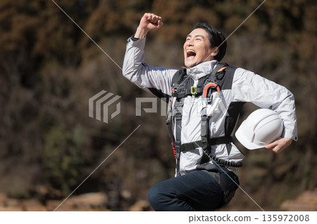 一名男子戴著安全帶進行高空作業，一名男子戴著安全帽在建築工地作業等等。 135972008