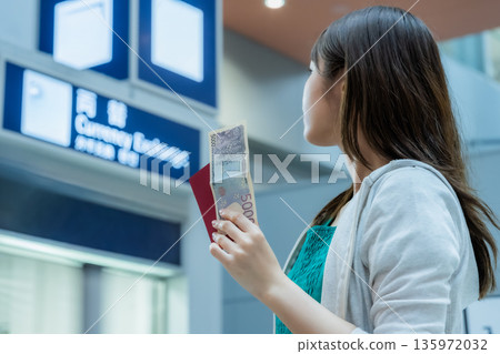 Preparing for foreign currency exchange at the airport ■Filming cooperation: Kansai International Airport (KIX) Preparing for foreign currency exchange at the airport ■Filming cooperation: Kansai International Airport (KIX) 135972032