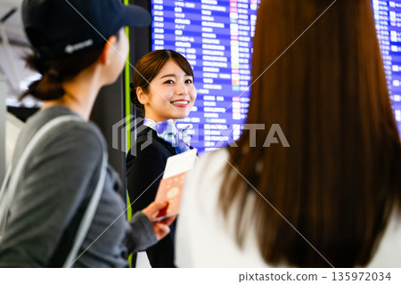 機場空服員提供指引 ■攝影合作：關西國際機場（KIX） 135972034