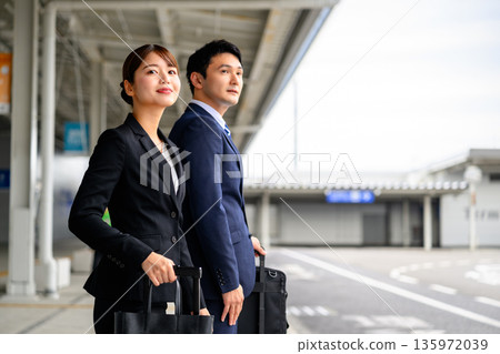 Business people standing at the airport ■Photography cooperation: Kansai International Airport (KIX) 135972039