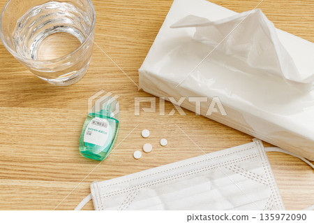 花粉症 | 口罩、眼藥水、藥片、紙巾 135972090
