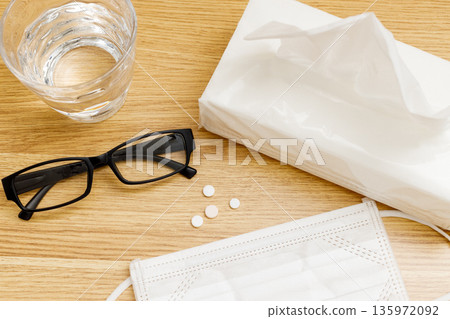 花粉症 | 口罩、眼鏡、藥品、紙巾 135972092