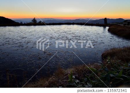 【山景】福島縣會津駒岳，池塘上的薄冰 135972341