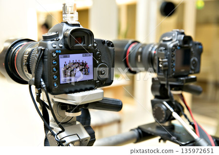 Shooting with a single-lens camera in the studio 135972651