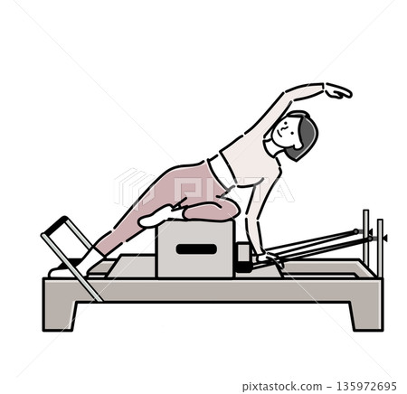 一位身穿粉紅色衣服、留著波波頭的女子正在用普拉提器材拉伸側腰。 135972695