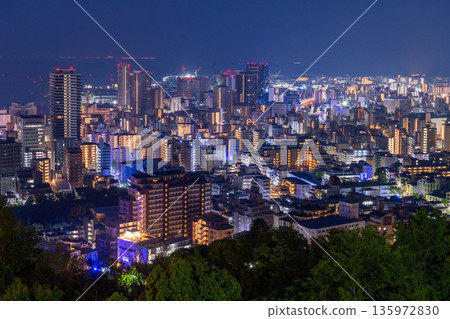 兵庫縣:黎明前神戶維納斯橋與諏訪山公園展望台的夜景 兵庫縣:黎明前神戶維納斯橋與諏訪山公園展望台的夜景 135972830