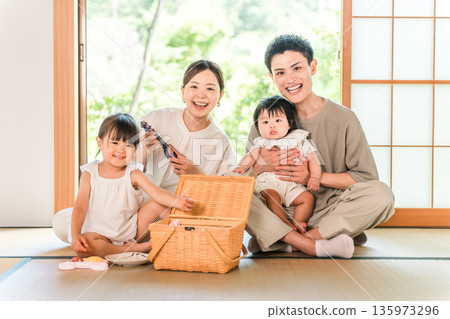Parents and children relaxing in the tatami corner of their home, family (childcare, childcare, home) Parents and children relaxing in the tatami corner of their home, family (childcare, childcare, home) 135973296