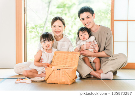 父母和孩子在家裡的榻榻米角落放鬆，家庭（托兒所，托兒所，家） 135973297