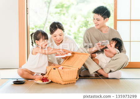 父母和孩子在家裡的榻榻米角落放鬆,家庭(托兒所,托兒所,家) 父母和孩子在家裡的榻榻米角落放鬆,家庭(托兒所,托兒所,家) 135973299