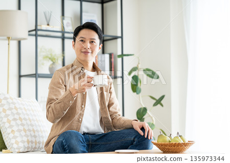 中間人在客廳裡喝咖啡 中間人在客廳裡喝咖啡 135973344