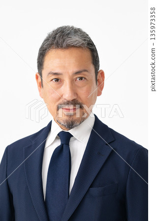 穿著夾克的高級商務人士 穿著夾克的高級商務人士 135973358