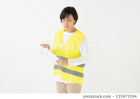 身穿反光背心的女子 135973594