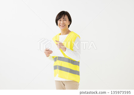 身穿反光背心的女子 135973595