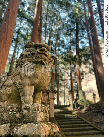 一尊守護獅雕像矗立在神秘神殿的範圍內。 135973613