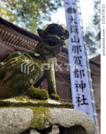 神秘神社內,矗立著長滿青苔的守護獅雕像。 神秘神社內,矗立著長滿青苔的守護獅雕像。 135973615